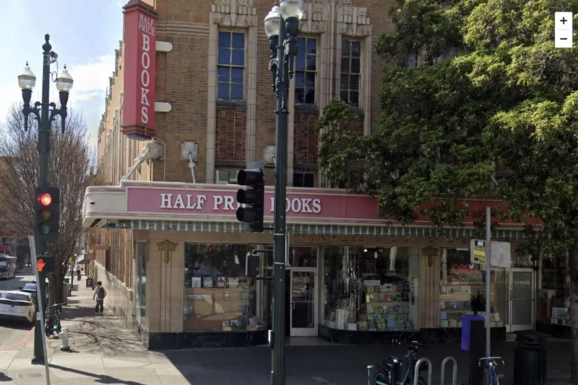 کتاب‌فروشی Half Price Books پس از ۲۰ سال فروشگاه خود در برکلی بسته شد.